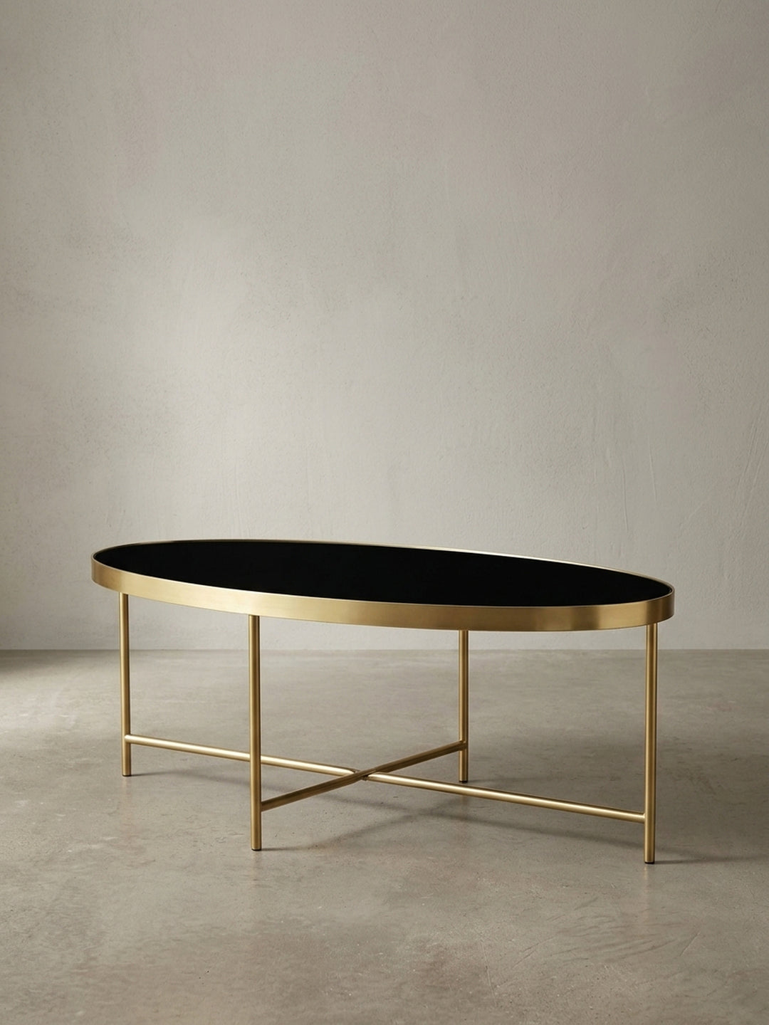 Seitenansicht des Wohnzimmertisches, der die schlanke Silhouette und die Höhe von 40 cm des goldenen Metallgestells mit der schwarzen Glasplatte perfekt darstellt._