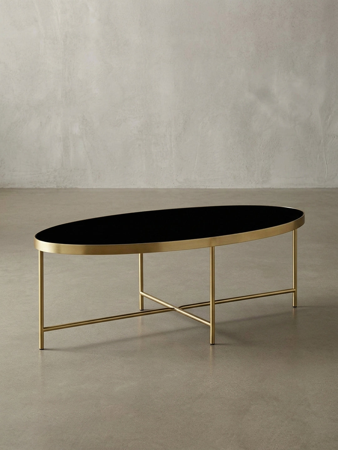 Gesamtansicht des großen ovalen Couchtisches als stilvolles Möbelstück für das Wohnzimmer, eine zeitlose Kombination aus schwarzem Glas und goldenem Metall._