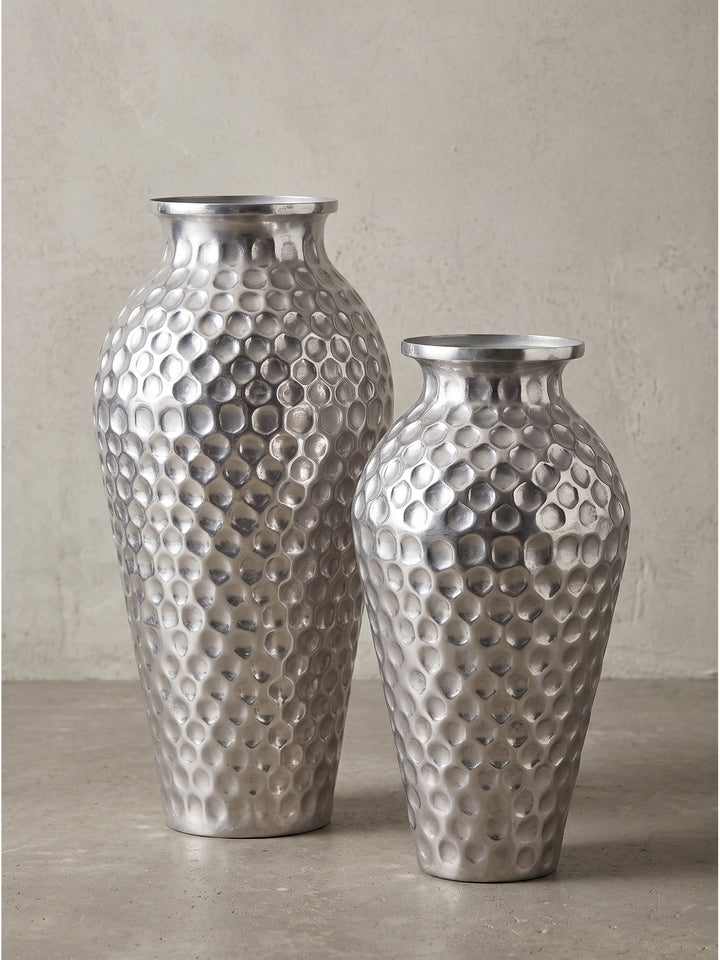 Frontalansicht des zweiteiligen Deko Vasen Sets aus gehämmertem Aluminium in klassischer Amphorenform vor neutralem Hintergrund._