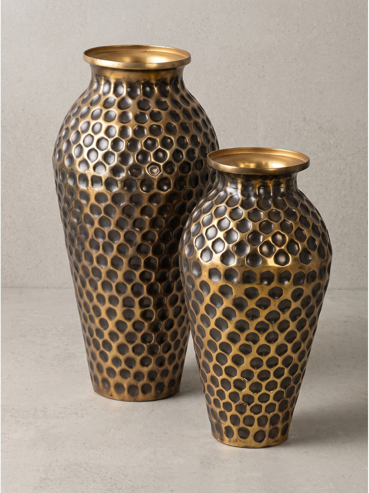 Frontalansicht der großen und kleinen Deko Vase aus Aluminium in klassischer Amphorenform auf weißem Hintergrund_