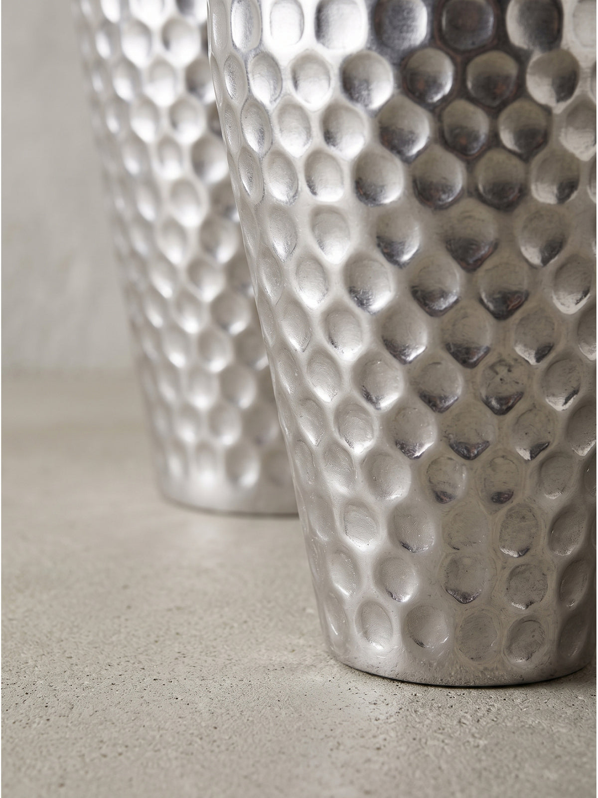 Versetzte Anordnung der großen und kleinen Amphorenvase aus Silber-Aluminium zur Veranschaulichung der harmonischen Proportionen des Duos.