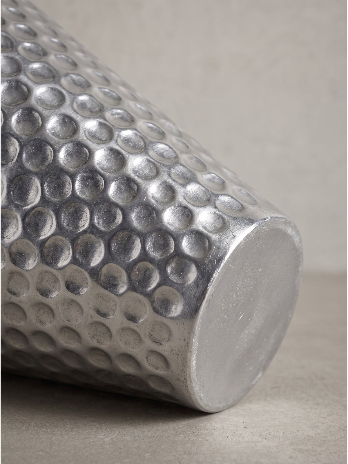 Das komplette 2er Set der zeitlosen Aluminium-Blumenvasen in Silberlackierung, ideal für moderne und minimalistische Raumkonzepte._