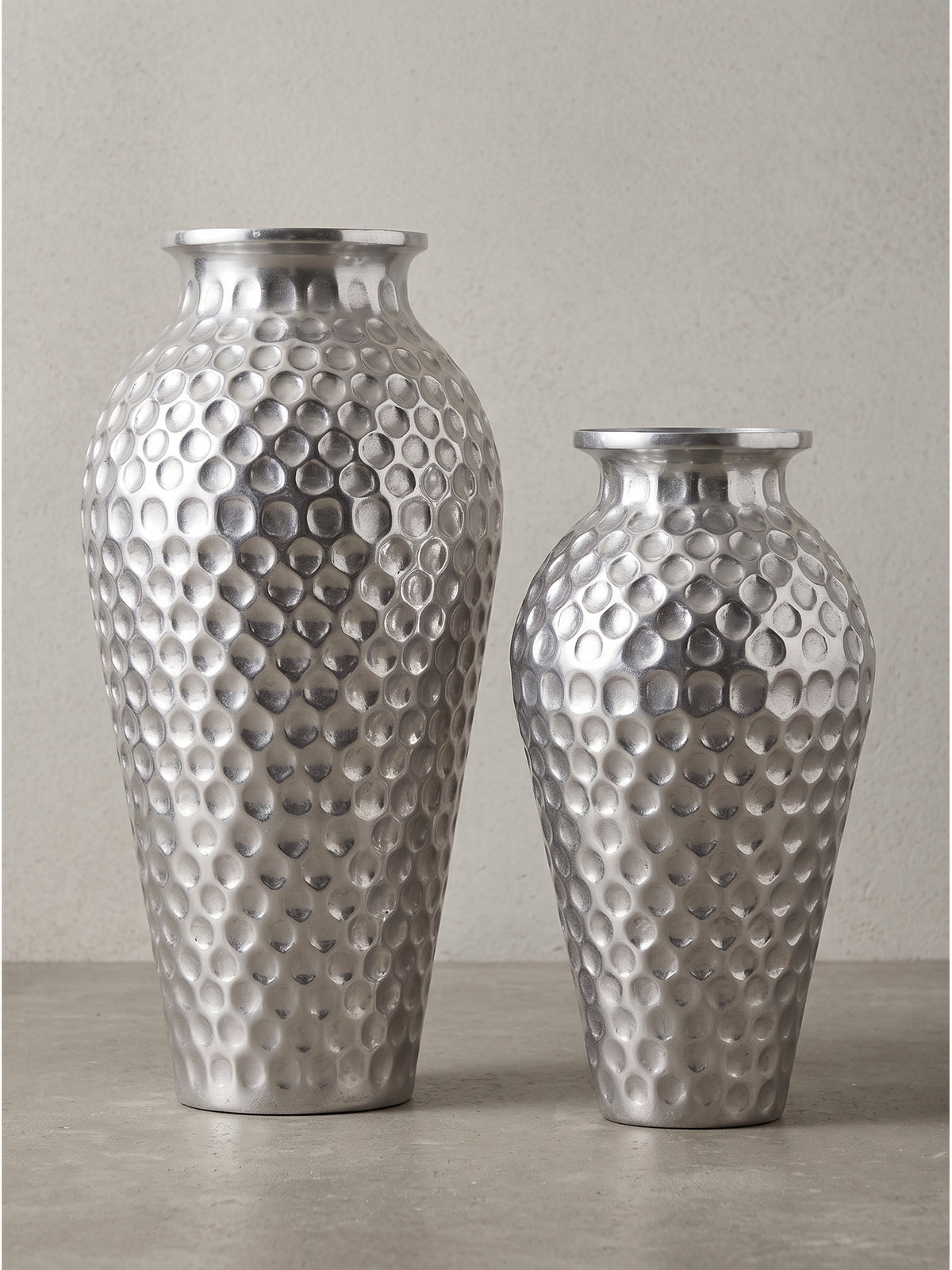 Seitenansicht der massiven handgefertigten Aluminiumvasen, die das elegante Profil und die zeitlose Silhouette der Wohndeko unterstreicht._
