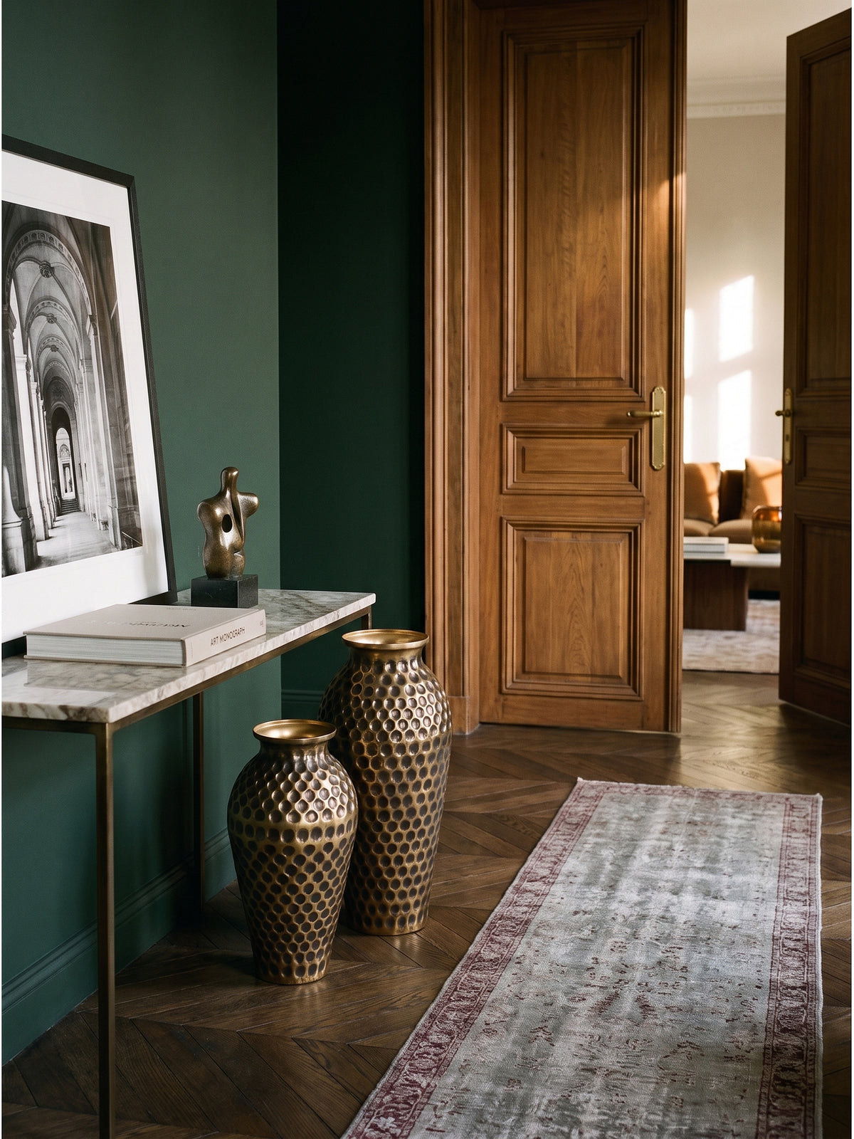 Deko Vase 2er Set aus Aluminium in Gold vor einer tiefgrünen Wand neben einem Holzstuhl im klassischen Wohnzimmer_