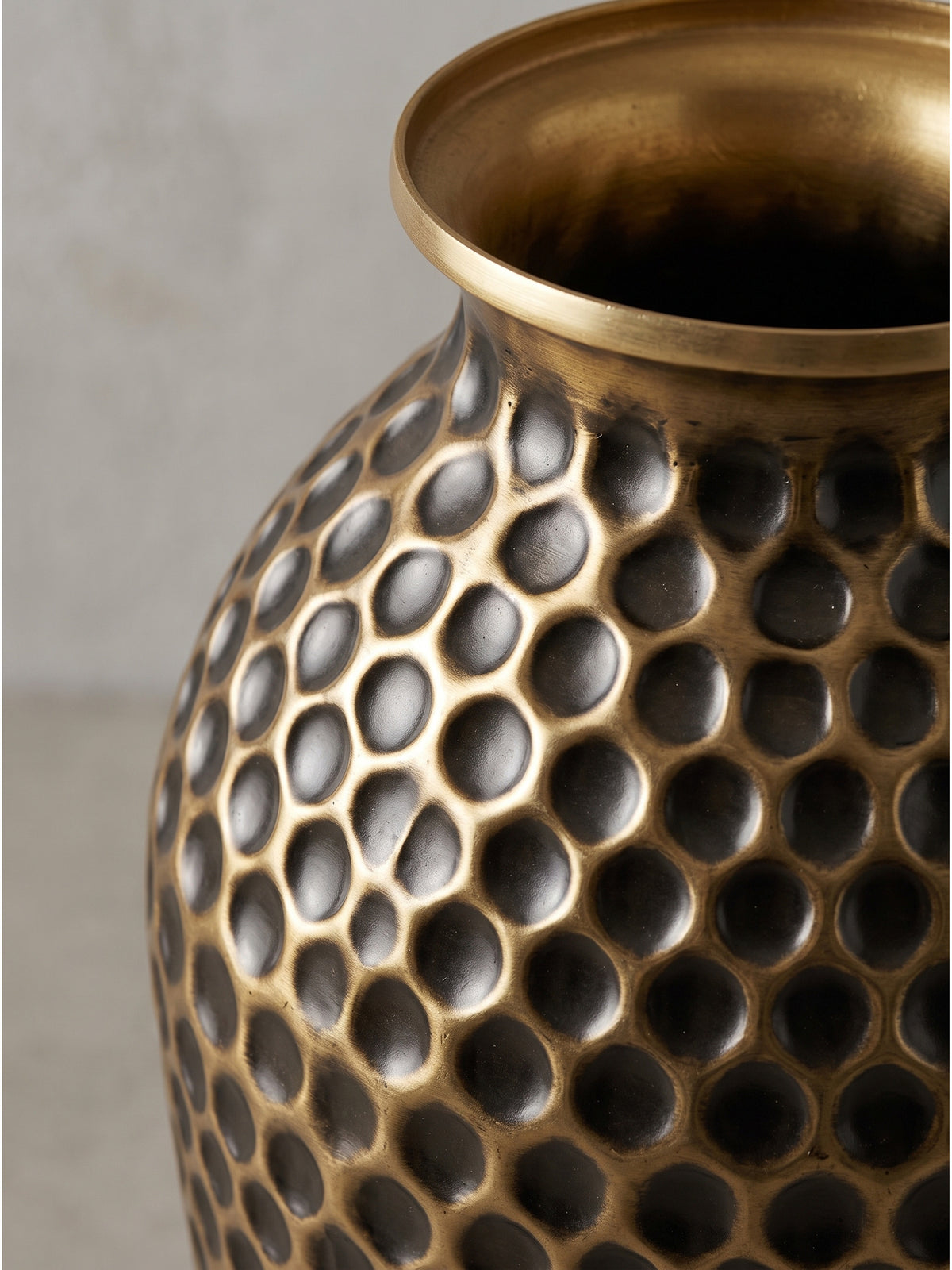 Gesamteindruck der formschönen Deko Vase aus Aluminium als 2-teiliges Set in Gold für moderne Inneneinrichtung_