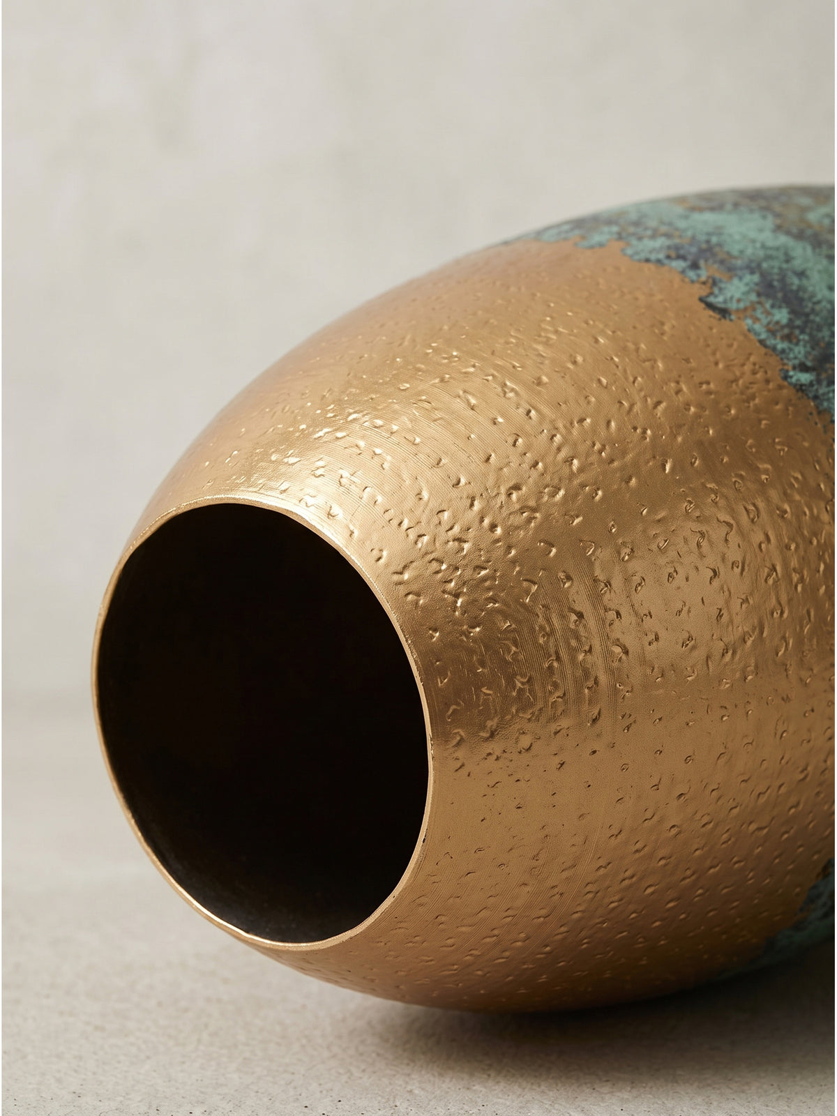 Alternatives Set-Arrangement der hochwertigen Alu-Dekovasen im goldenen Vintage-Look freigestellt vor neutralem Hintergrund für das luxuriöse Wohnzimmer._