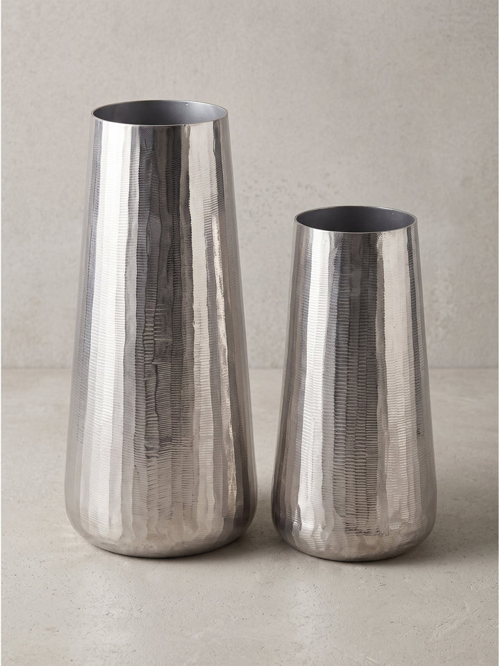 Detailansicht des präzisen flachen Randes und der matt-dunklen Innenbeschichtung der großen modernen Aluminiumvase._