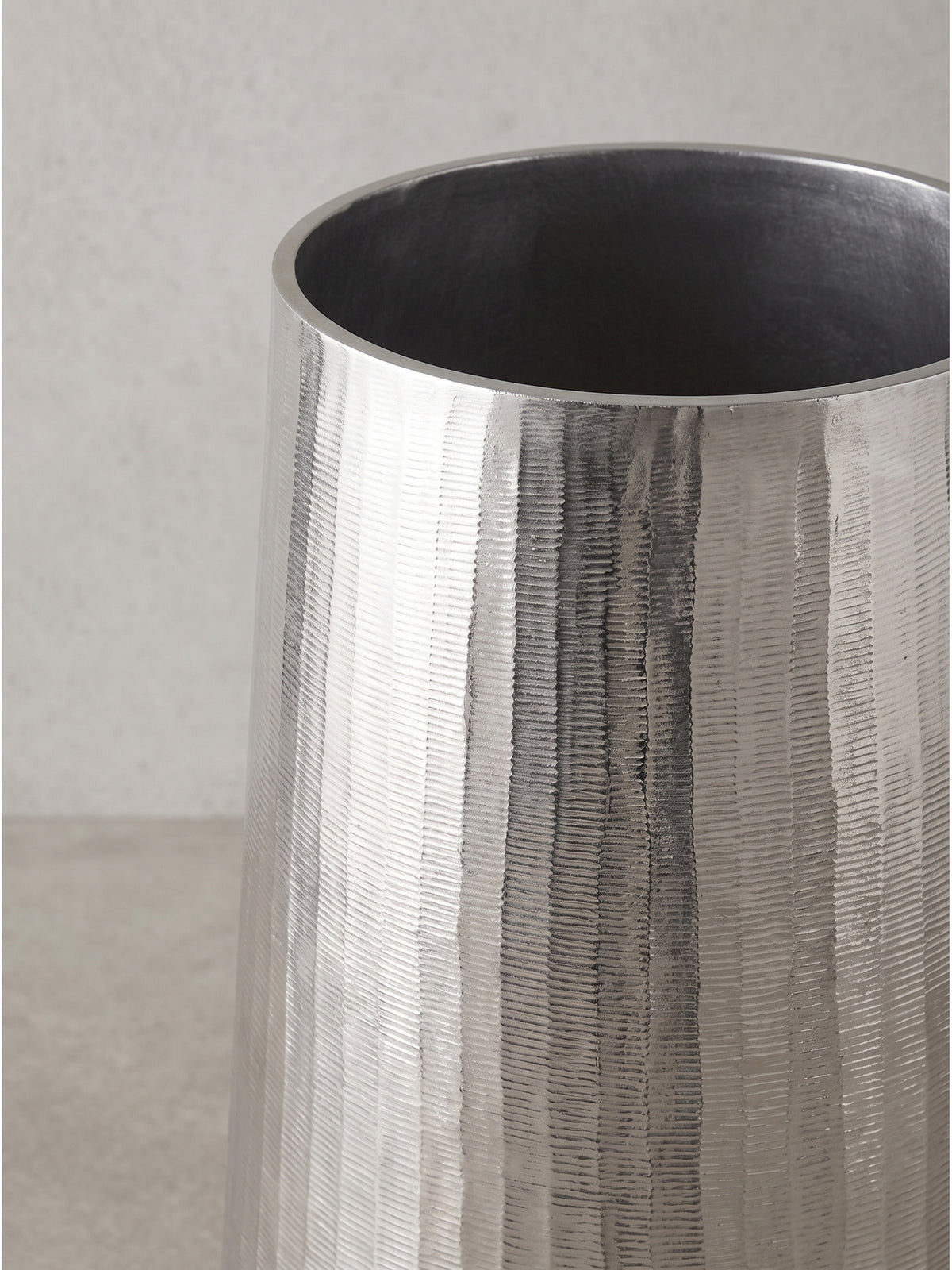 Zusammenfassende Darstellung des skulpturalen Duos aus silberfarbenem Aluminium für moderne puristische Wohnkonzepte._