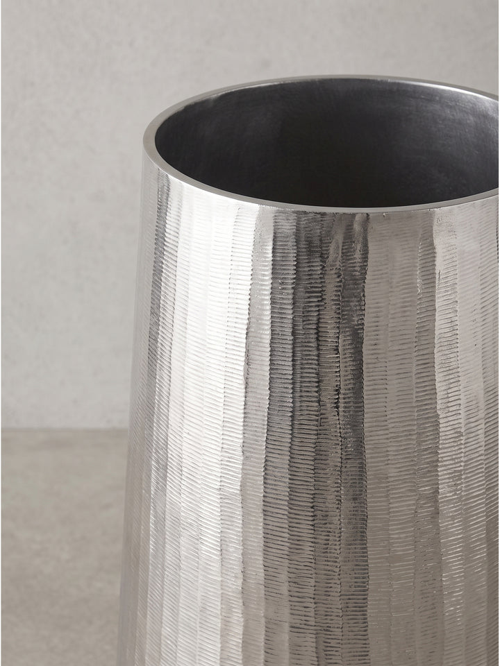 Zusammenfassende Darstellung des skulpturalen Duos aus silberfarbenem Aluminium für moderne puristische Wohnkonzepte._
