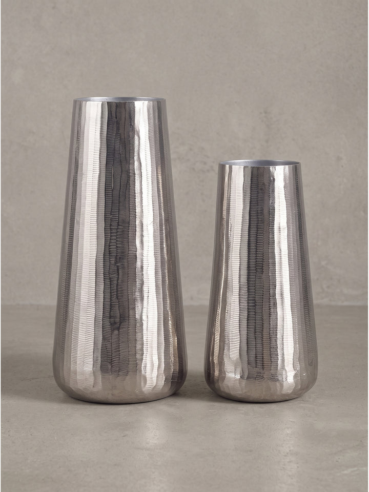 Seitenansicht der schmalen und hohen Silhouetten der 45 cm und 35 cm großen Dekovasen aus silbernem Metall._