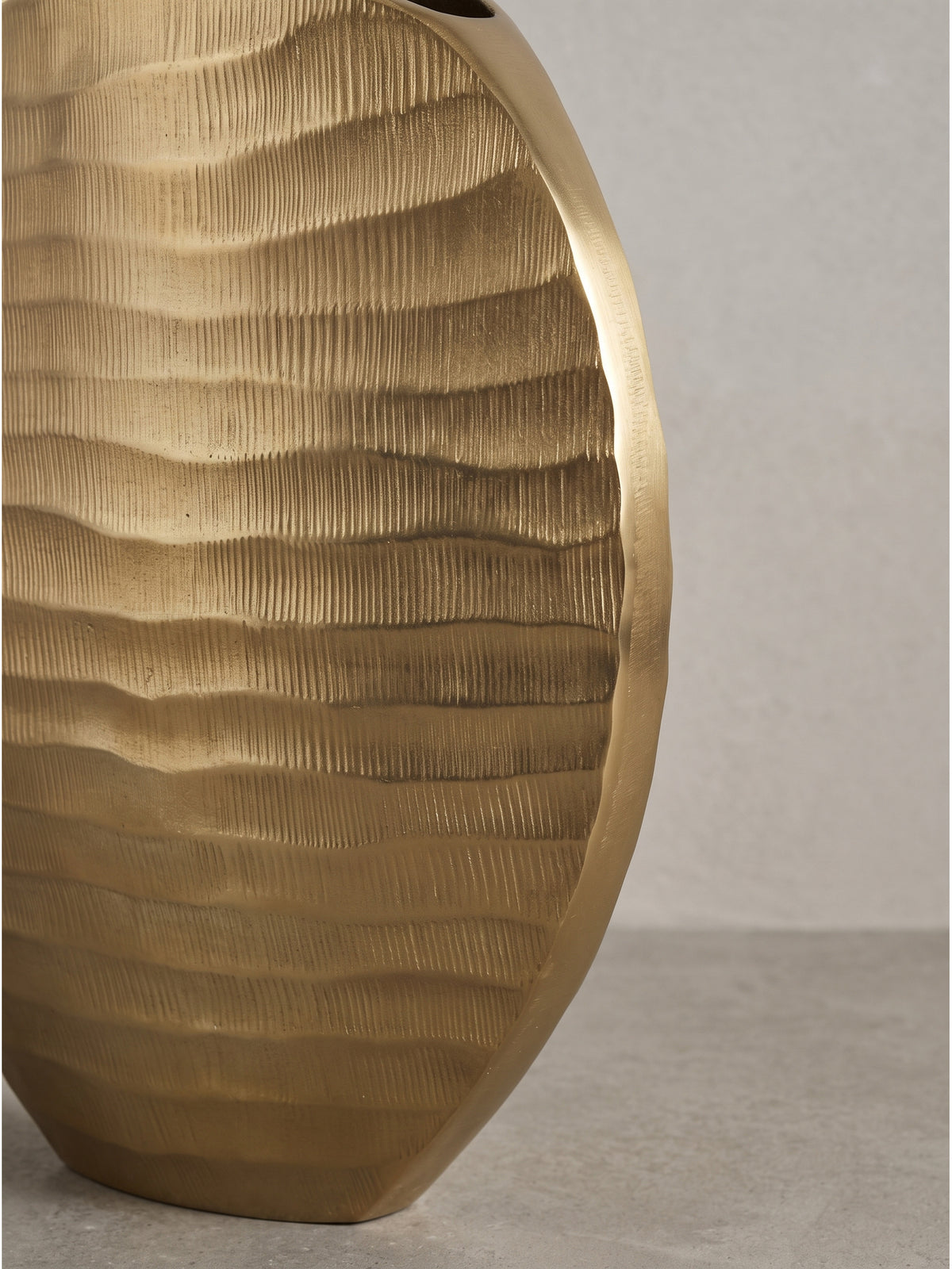 Elegantes Duo aus zwei runden Deko Vasen in Gold-Optik aus schwerem Aluminium für stilvolle Wohnraumeinrichtung._