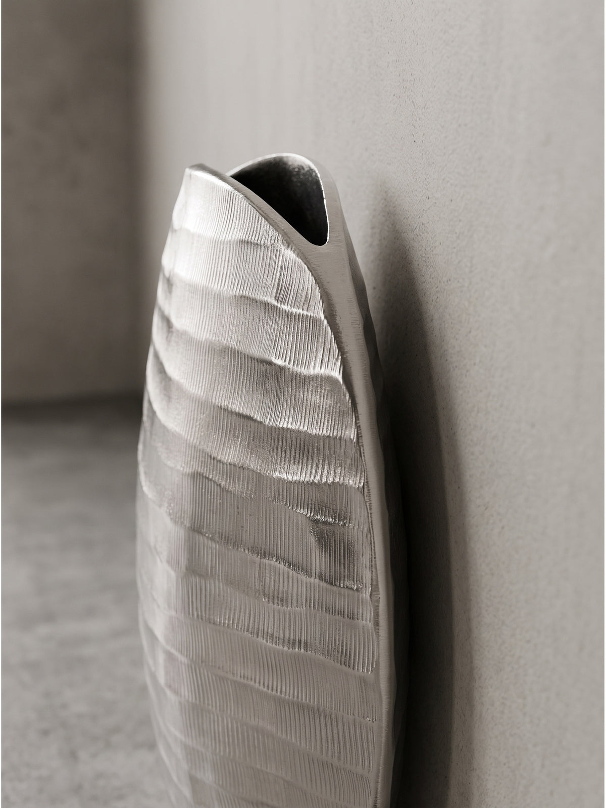 Versetzte Anordnung der kleinen und großen Metallvase aus lackiertem Aluminium zur Demonstration der harmonischen Größenverhältnisse._