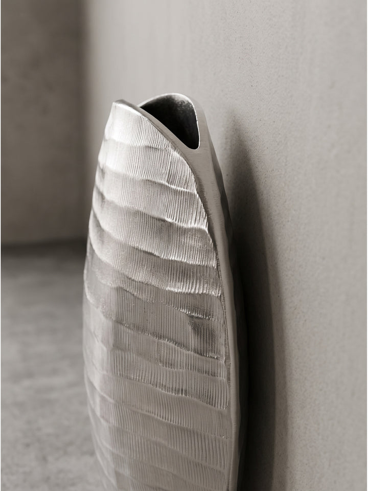 Versetzte Anordnung der kleinen und großen Metallvase aus lackiertem Aluminium zur Demonstration der harmonischen Größenverhältnisse._