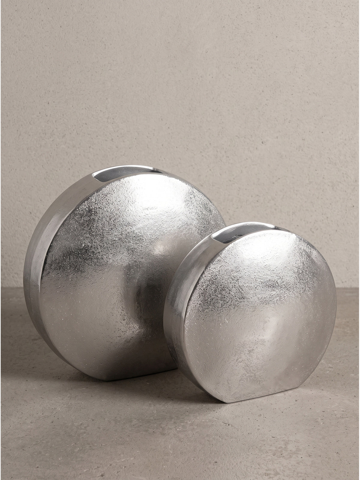 Runde Dekovase aus massivem Aluminium in Silber 35x34x13 cm in der Vorderansicht auf weißem Hintergrund._
