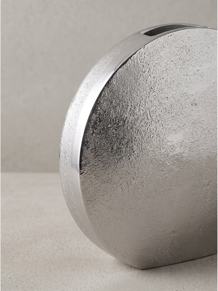 Runde Dekovase 2er-Set aus Aluminium im direkten Größenvergleich auf einem neutralen weißen Hintergrund._