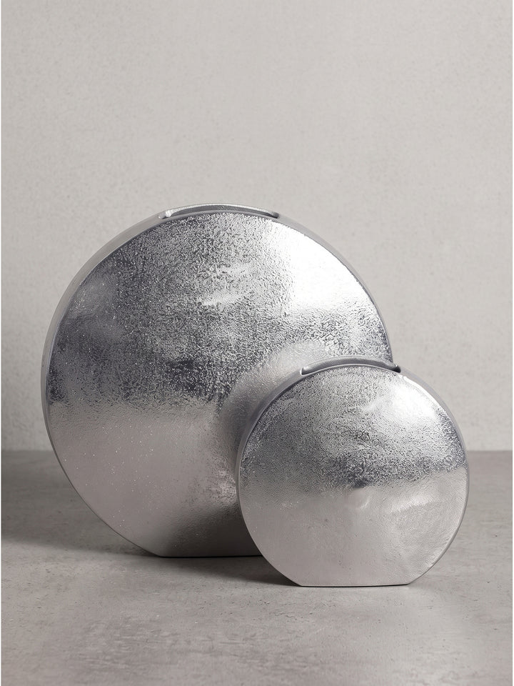 Seitenansicht der flachen runden Blumenvase aus Aluminium mit einer schmalen und stabilen Standfläche._