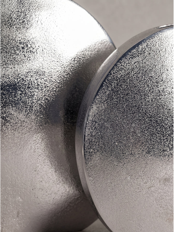 Silbernes Vasen-Set aus Aluminium in runder flacher Formgebung für eine moderne und reduzierte Tischdekoration._
