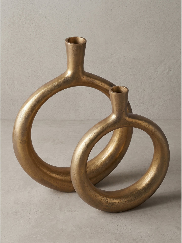 Detailansicht der zylindrischen Vasenhälse und der fühlbar rauen, strukturierten metallischen Oberfläche im handgefertigten Look_
