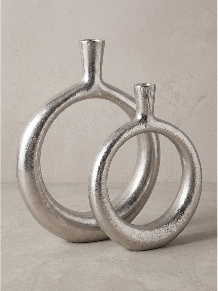 Deko Vase 2er Set Aluminium Silber moderne Donut-Form mit Strukturansicht freigestellt auf weißem Hintergrund_