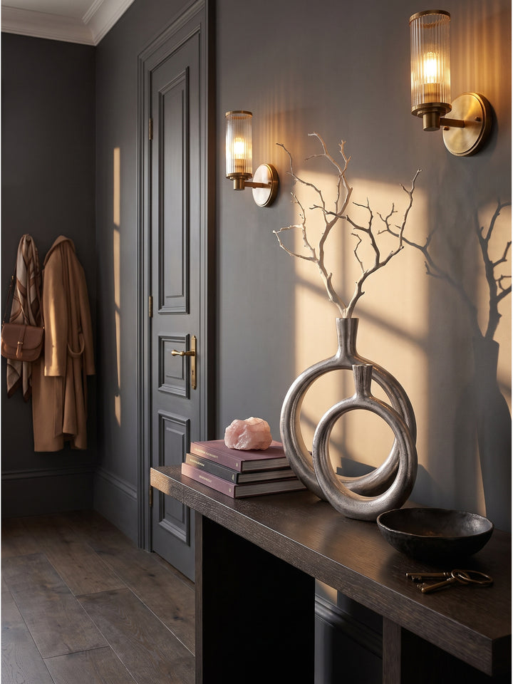 Deko Vase 2er Set aus massivem Aluminium in Silber auf einer dunklen Konsole im eleganten Flur vor anthrazitfarbener Wand_