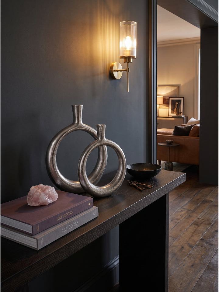 Deko Vase 2er Set Aluminium Silber im Flur kombiniert mit einer goldenen Wandlampe und einem abstrakten Wandbild_