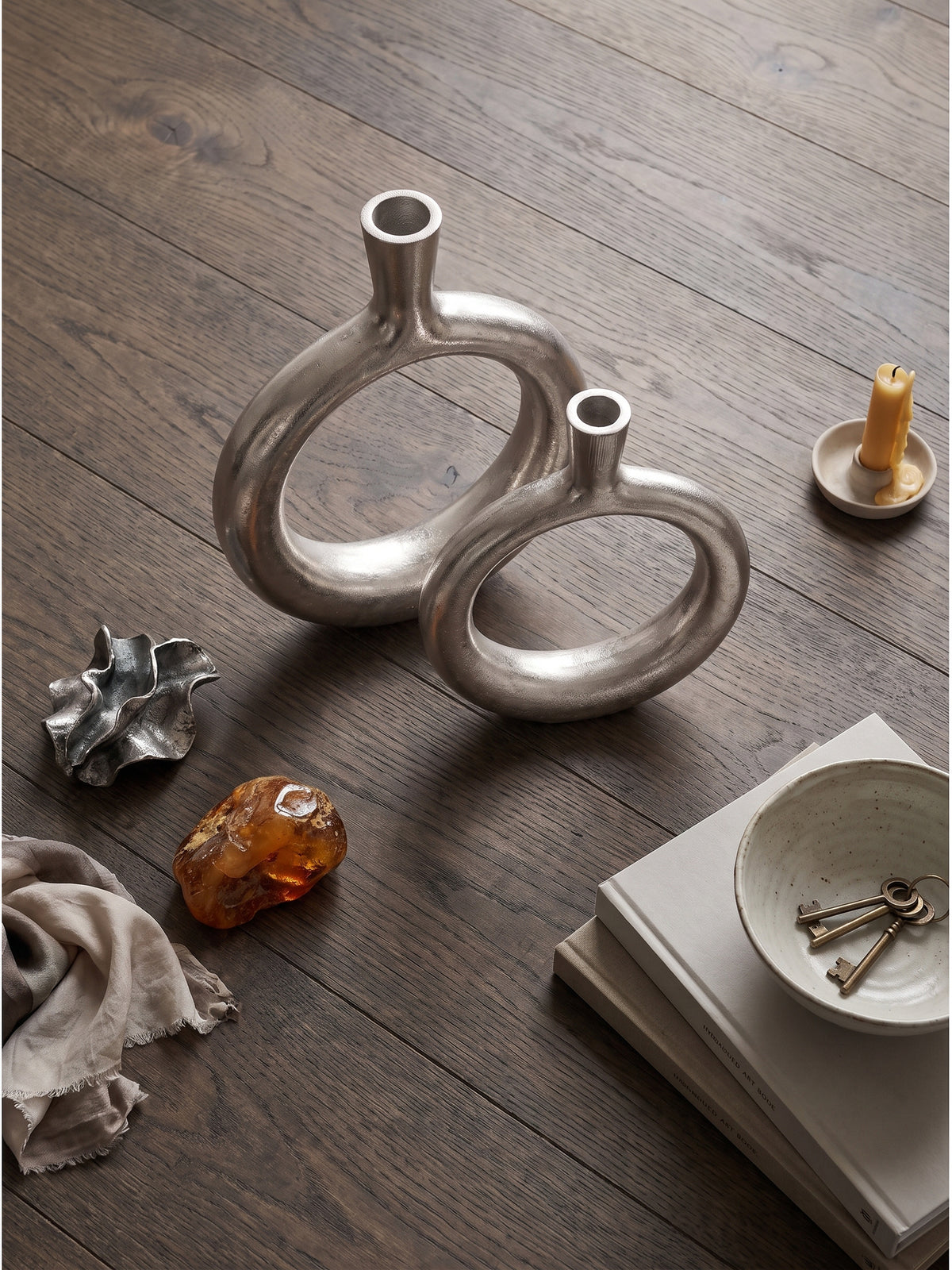 Deko Vase 2er Set Aluminium Silber von oben betrachtet auf einem Konsolentisch mit dunkler Eiche und Messingdetails_
