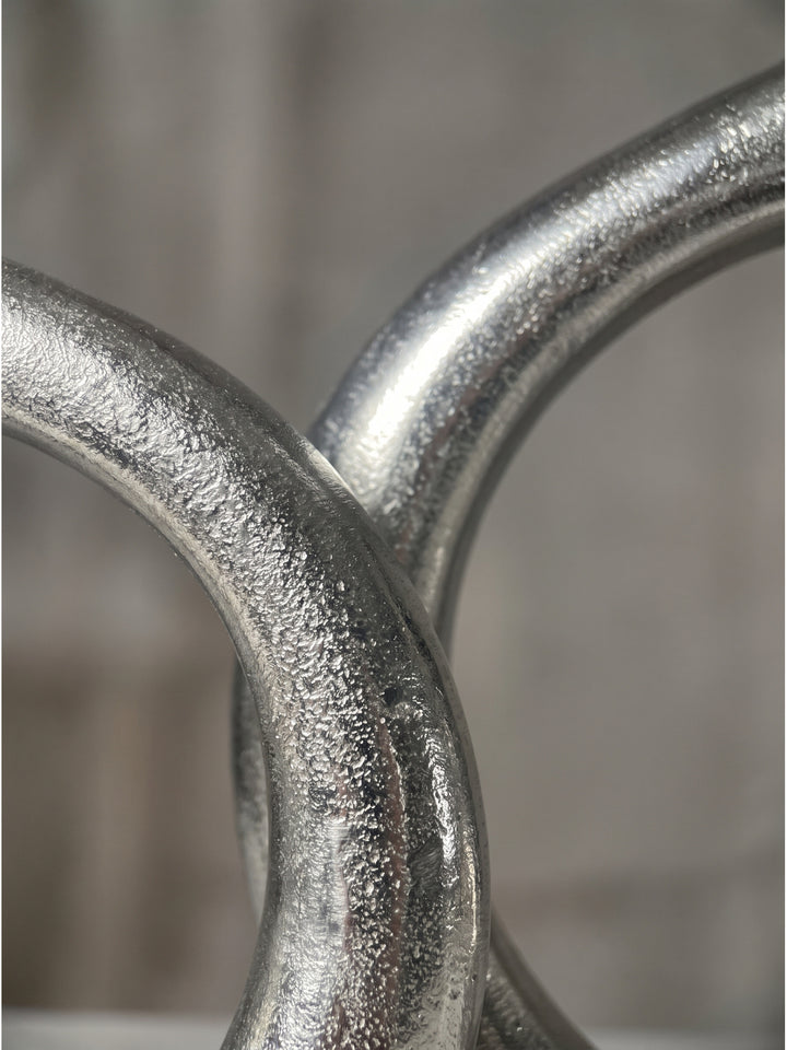 Deko Vase 2er Set Aluminium Silber Detailansicht der rauen metallischen Oberflächenstruktur und des edlen Finishs_
