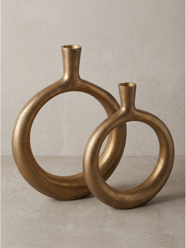 Deko Vase 2er Set in markanter Donut Form aus massivem Aluminium mit goldfarbener Lackierung frontal vor neutralem Hintergrund fotografiert_