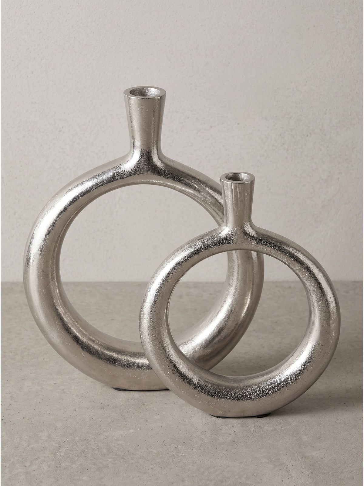 Deko Vase 2er Set Aluminium Silber leicht schräg versetzt stehend zur Darstellung der räumlichen Tiefe der Ringform_