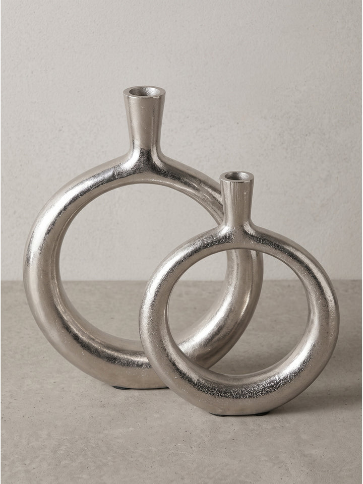 Deko Vase 2er Set Aluminium Silber leicht schräg versetzt stehend zur Darstellung der räumlichen Tiefe der Ringform_
