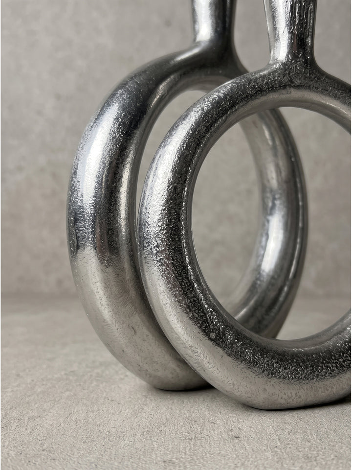 Deko Vase 2er Set Aluminium Silber Übersicht beider Vasen zur Veranschaulichung des dekorativen Größenunterschieds_