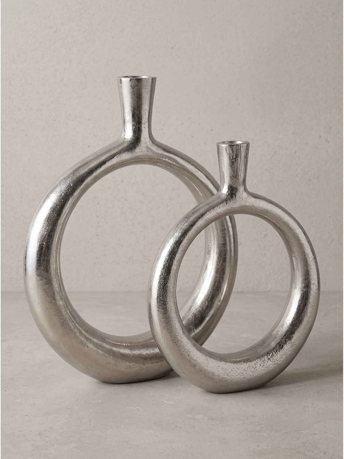 Deko Vase 2er Set Aluminium Silber Nahaufnahme der schmalen Öffnung für einzelne Blumen oder Zweige_