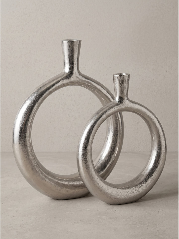 Deko Vase 2er Set Aluminium Silber Nahaufnahme der schmalen Öffnung für einzelne Blumen oder Zweige_