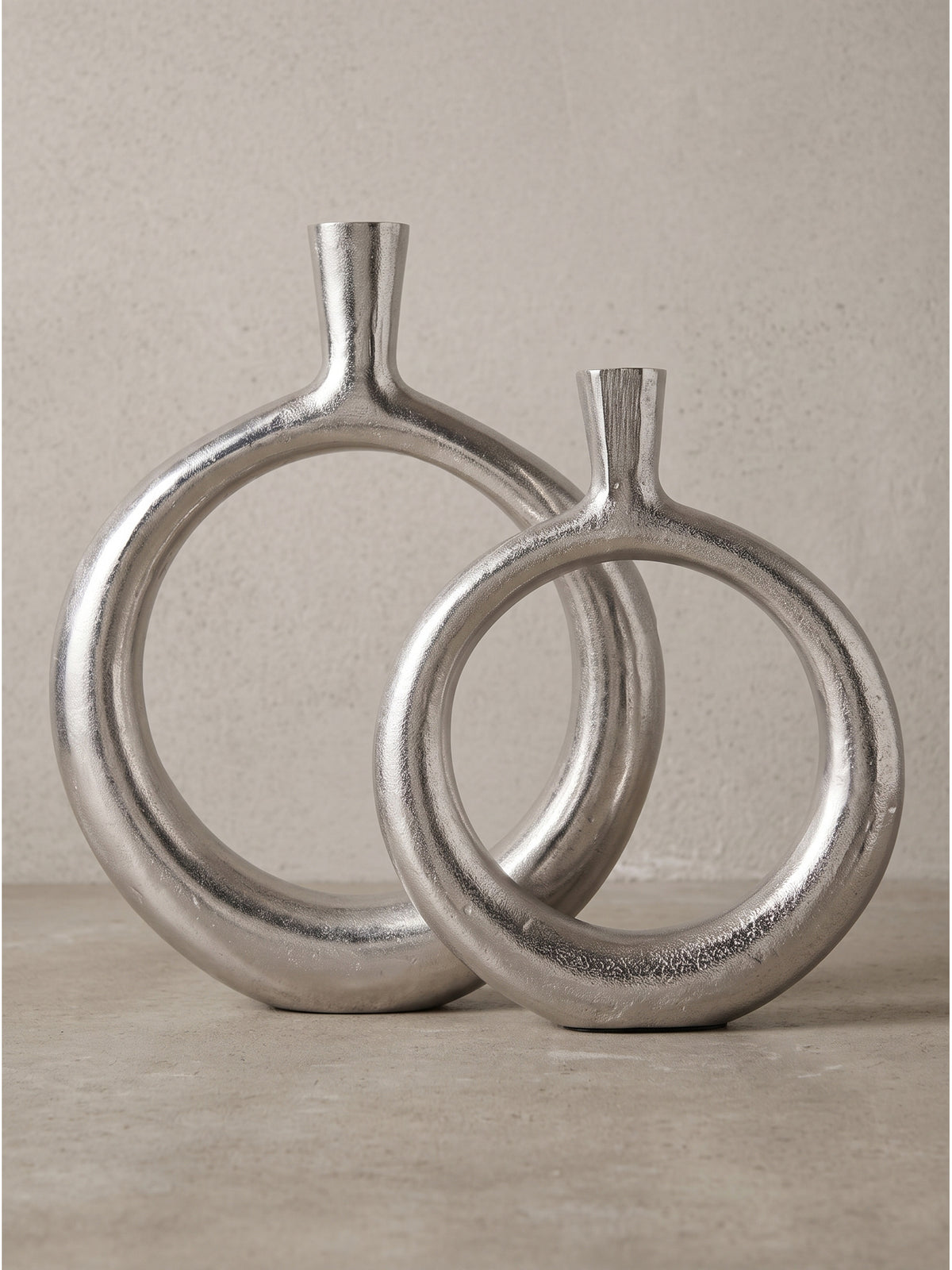 Deko Vase 2er Set Aluminium Silber im modernen Design Seitenprofil zeigt die schmale Tiefe der handgefertigten Objekte_