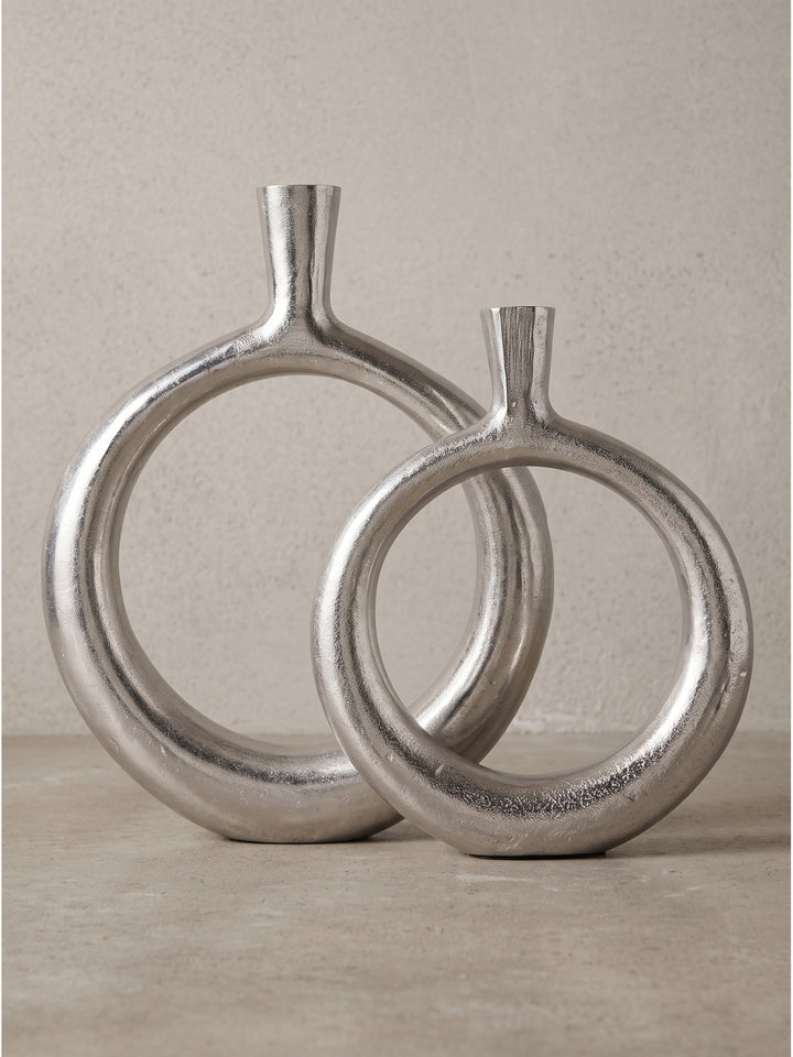 Deko Vase 2er Set Aluminium Silber im modernen Design Seitenprofil zeigt die schmale Tiefe der handgefertigten Objekte_