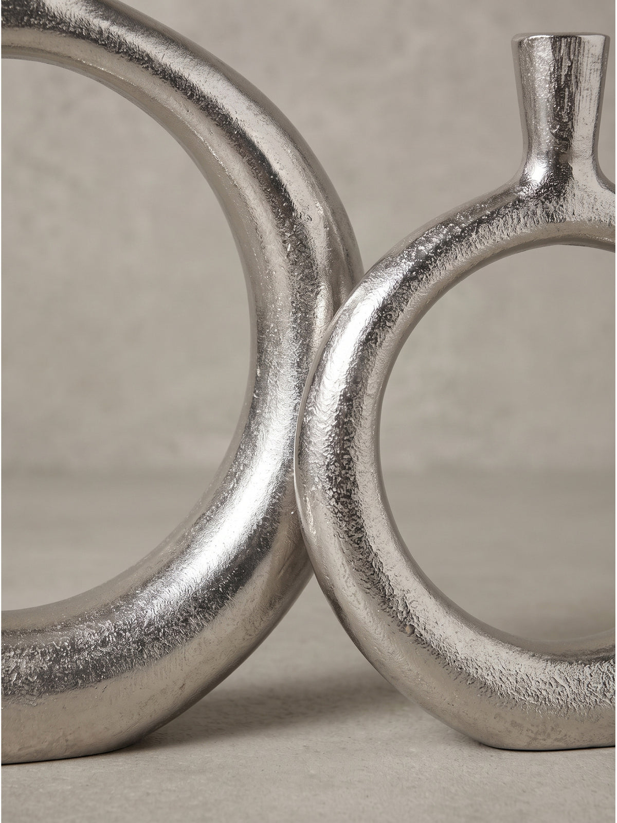 Deko Vase 2er Set Aluminium Silber freigestellt ohne Blumendekoration zeigt puristische Skulpturenwirkung_