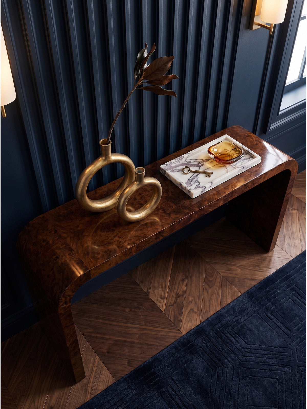 Draufsicht auf die runden Deko Vasen in Gold neben einer edlen Marmorschale auf dem Sideboard im elegant dunklen Wohnbereich