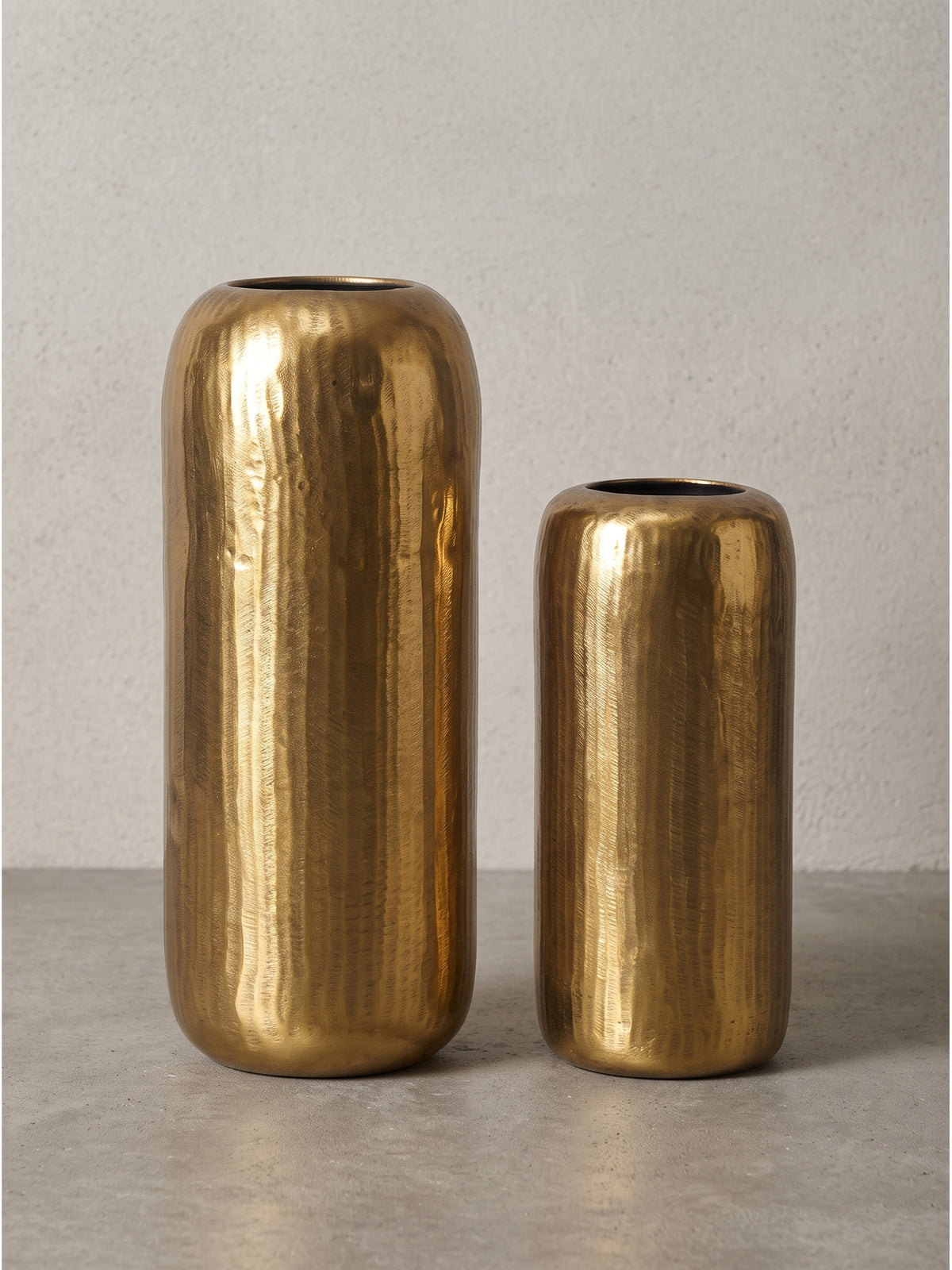 Rückansicht des 2-teiligen goldenen Vasensets aus lackiertem Alu ohne Dekoration_