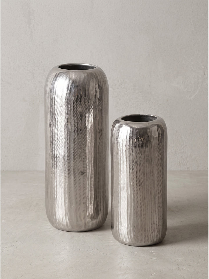 Silberne Deko Vase aus Aluminium als elegantes 2er Set in Zylinderform freigestellt vor neutralem Hintergrund._