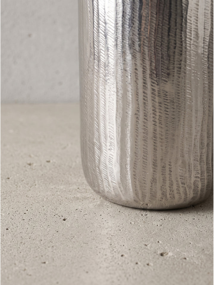 Rückseitige Ansicht der handgefertigten Aluminiumvasen zur Veranschaulichung der nahtlosen metallischen Oberfläche._