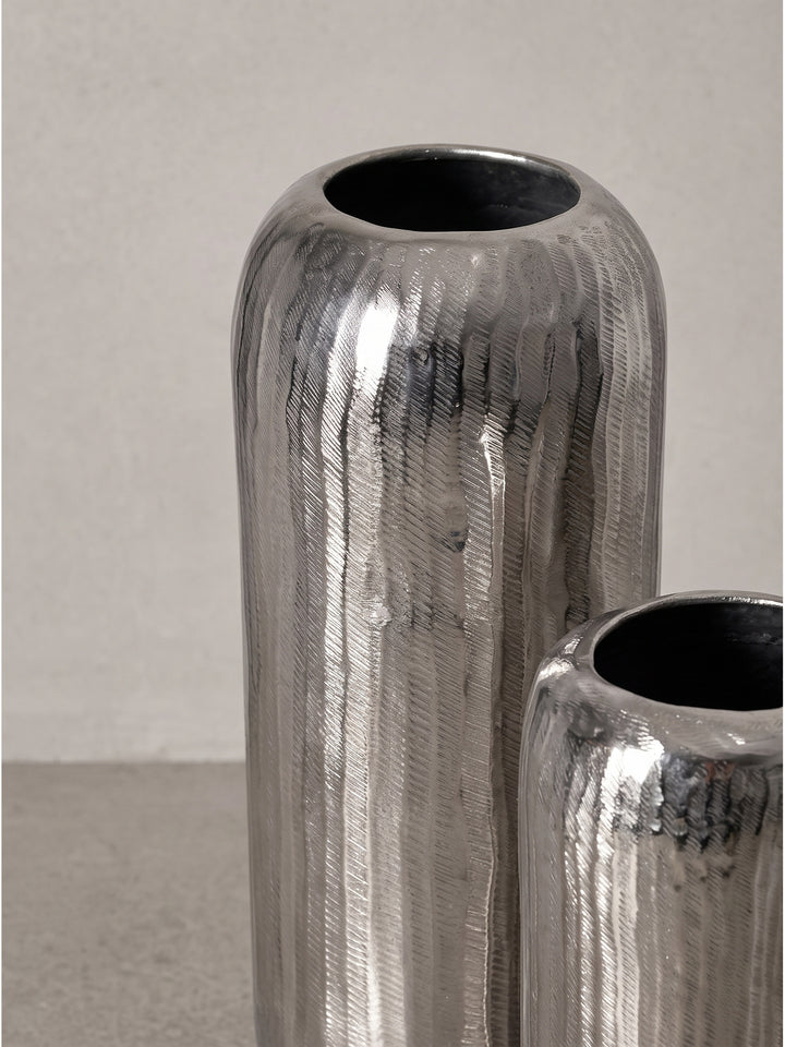 Gesamtübersicht der beiden aufeinander abgestimmten Deko-Vasen aus strukturiertem Aluminium in Frontalansicht._