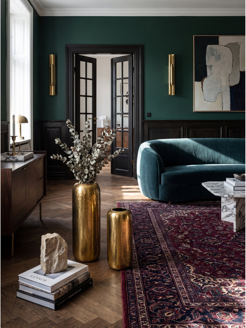 Deko Vase 2er Set Aluminium Gold Zylinder auf dunklem Sideboard im Art-Deco Wohnzimmer vor smaragdgrüner Wand_