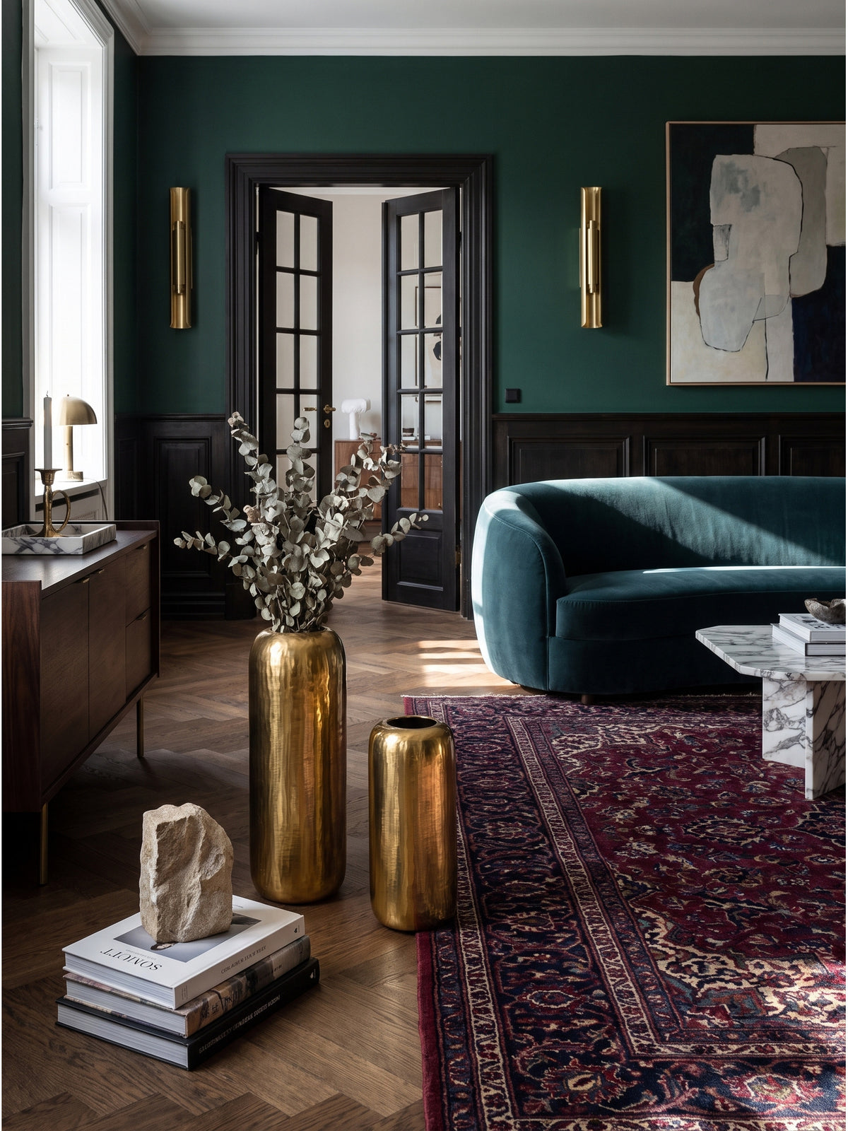 Deko Vase 2er Set Aluminium Gold Zylinder auf dunklem Sideboard im Art-Deco Wohnzimmer vor smaragdgrüner Wand