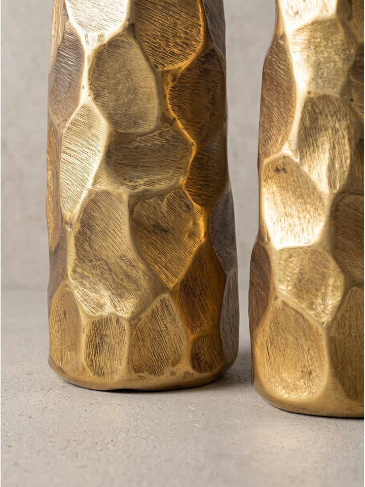 Kleine goldene Dekovase 40x13x13 cm aus gebürstetem Alu aus leicht erhöhter Position für einen Überblick der Form_