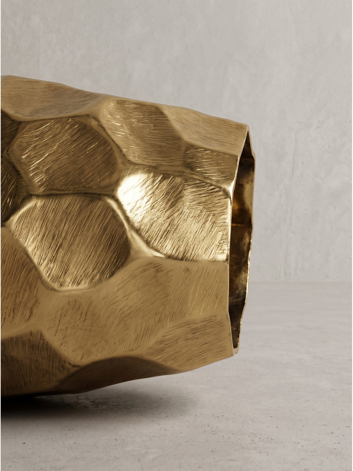 Zweiteiliges Ensemble dekorativer goldener Aluminiumvasen mit Hammerschlag-Muster als zeitloser Hingucker für das Esszimmer