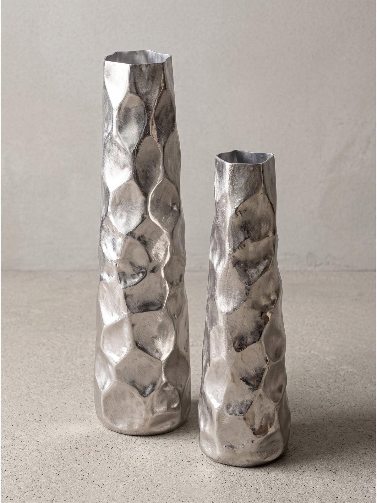 Handgefertigte Deko Vase 2er Set aus Aluminium Silber 49cm hoch in Frontalansicht auf weißem Hintergrund_