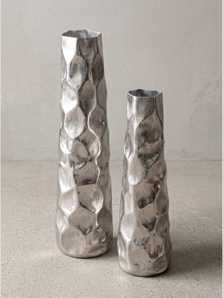 Handgefertigte Deko Vase 2er Set aus Aluminium Silber 49cm hoch in Frontalansicht auf weißem Hintergrund_