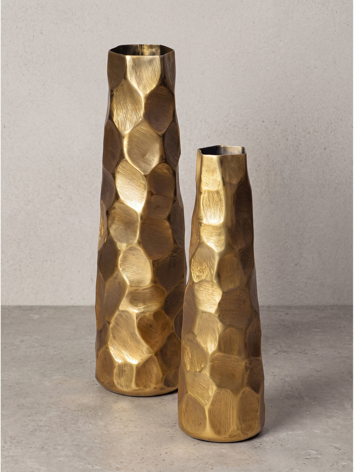 Skulpturale Zierzier-Vasen 2er Set aus lackiertem Aluminium in Gold mit strukturierter Oberfläche frontal fotografiert_