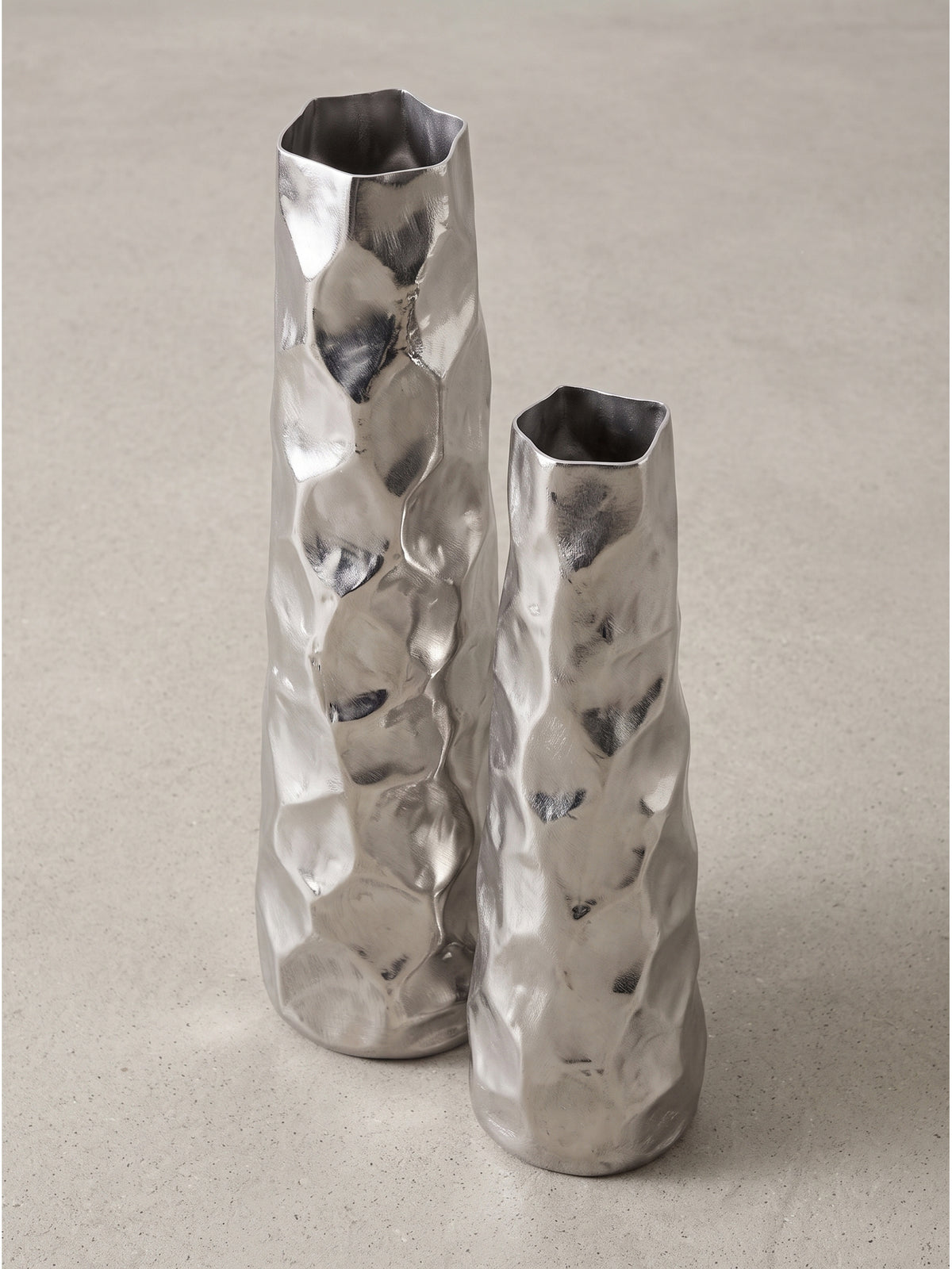 Moderne Dekovase im Hammerschlag-Design aus Metall leicht schräg von der Seite fotografiert für optimale Formgebung_