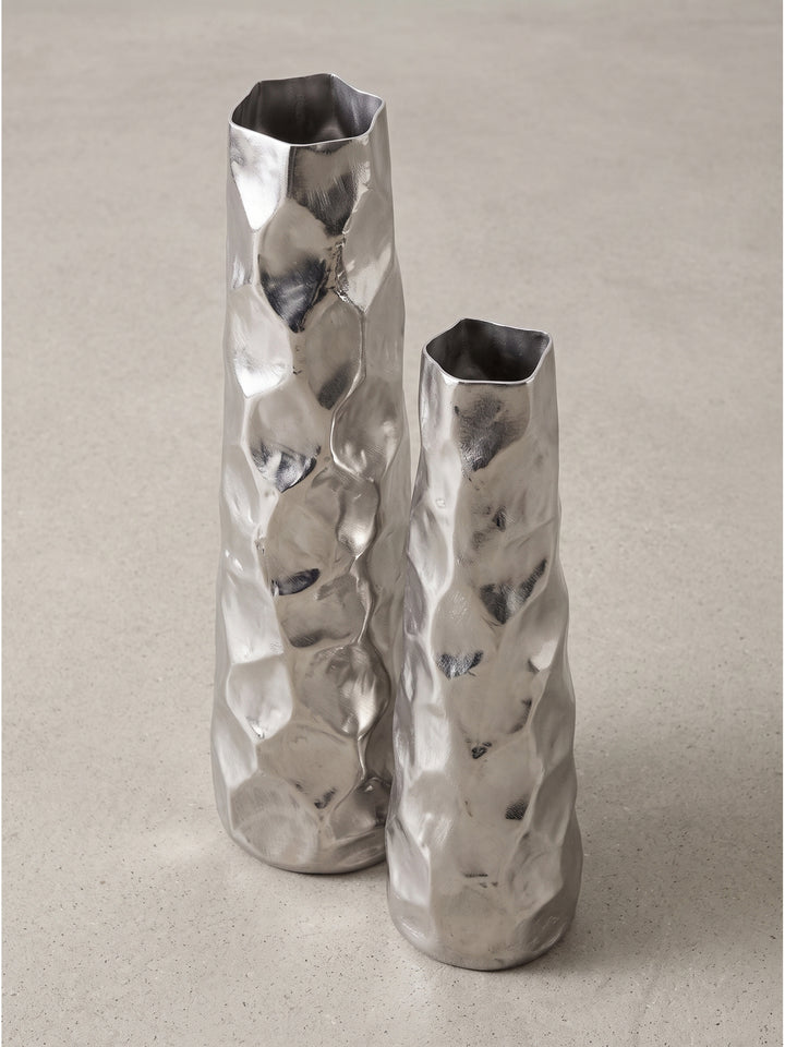 Moderne Dekovase im Hammerschlag-Design aus Metall leicht schräg von der Seite fotografiert für optimale Formgebung_